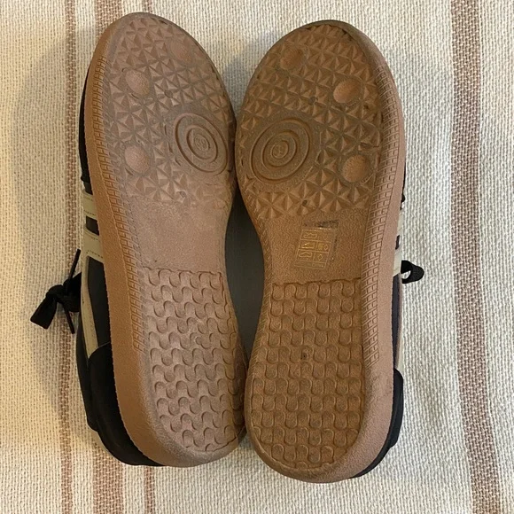 Stylish Black and Tan Women's Sneakers - Picture 8 of 12